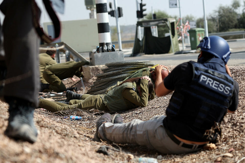 Novinari fotografišu izraelske vojnike tokom uzbune zbog opasnosti od raketnog napada blizu izraelske granice sa Gazom, Foto: Rojters