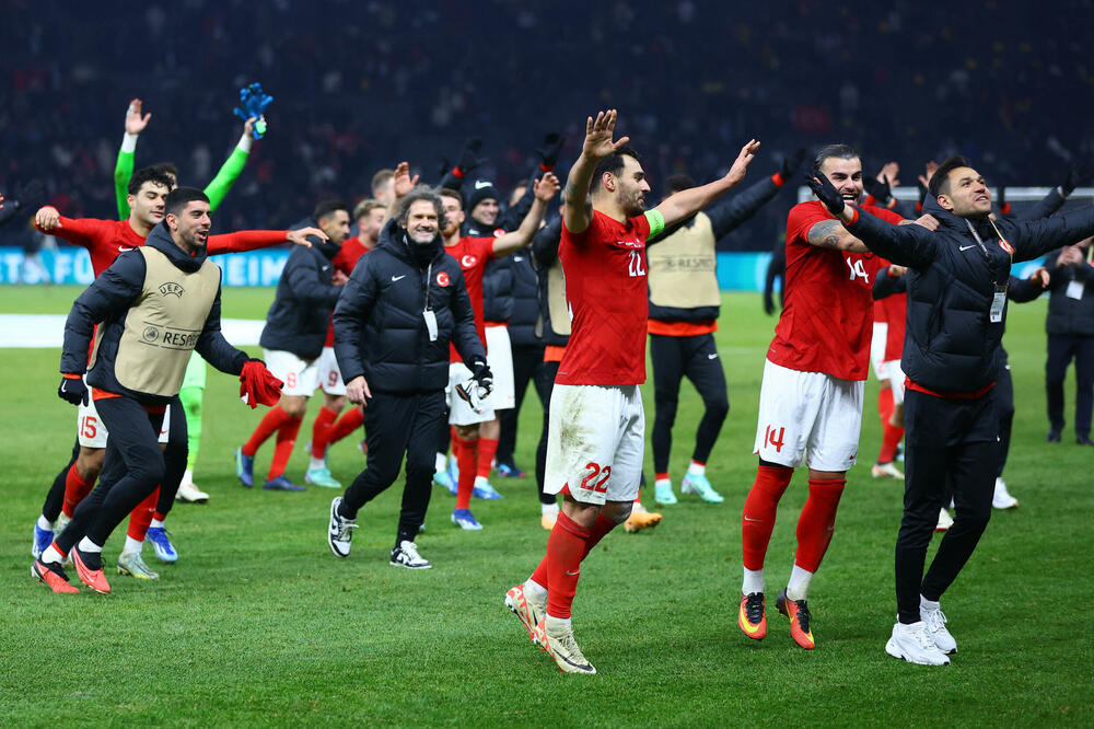 Slavlje fudbalera Turske sa navijačima nakon meča, Foto: Reuters/Fabrizio Bensch