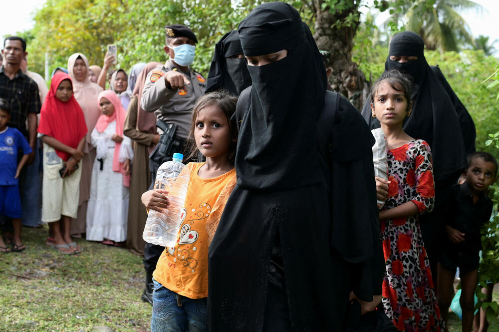 <p>Prema Agenciji UN za izbjeglice (UNHCR), više od 2.000 Rohindža, od kojih su mnogi izbjeglice u Bangladešu, uputilo se ka Indoneziji ili Maleziji 2022. godine. Oko 200 ih je poginulo ili se vodi kao nestalo</p>