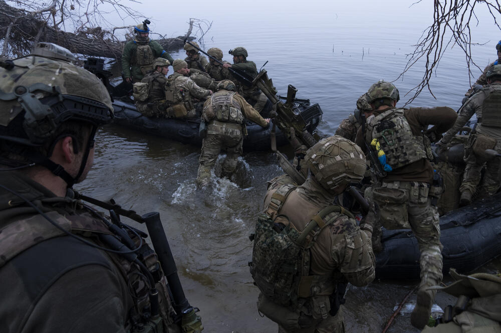 Ukrajinski vojnicin a obali rijeke Dnjepar na liniji fronta u blizini Hersona u Ukrajini, Foto: Beta/AP