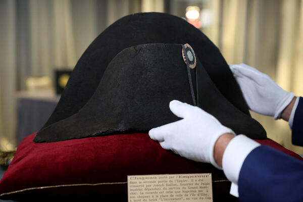 Napoleonov šešir prodat na aukciji u Parizu za 1,9 miliona eura