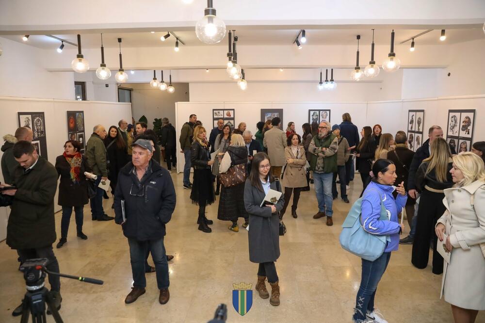 <p>Rukovoditeljka Zavičajnog muzeja Bar i istoričarka umjetnosti Anastazija Miranović rekla je da će se Opština Bar odužiti Toškoviću postavljanjem spomen obilježja koji će biti postavljeno u blizini Šetališta kralja Nikole</p>