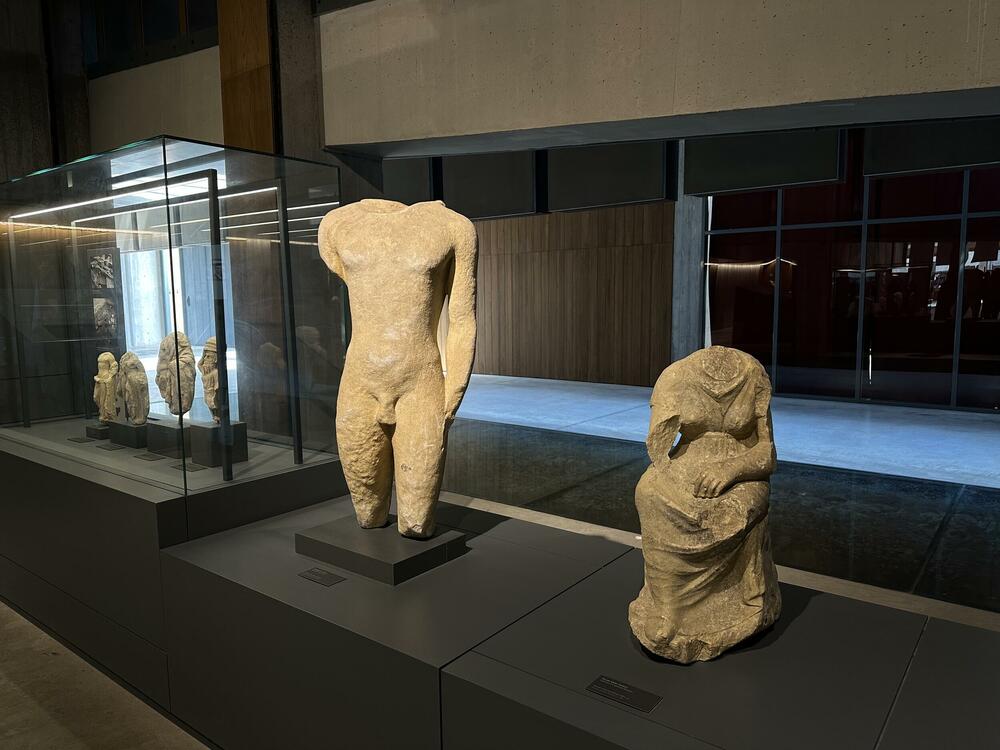 <p>Da bi se dobila potpuna slika, na nepun kilometar od lokaliteta Troja nalazi se novootvoreni muzej u kome je na različite načine moguće steći uvid u život u gotovo svakoj Troji</p>