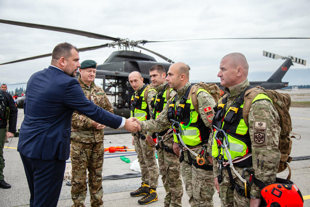 <p>Krapović je kazao da ga je posjeta uvjerila u visok stepen profesionalizma pripadnika Vazduhoplovstva VCG, bez obzira na probleme i izazove koji uvijek postoje</p>