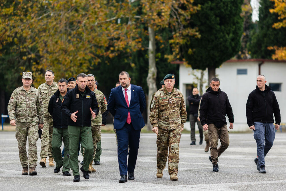 <p>Krapović je kazao da ga je posjeta uvjerila u visok stepen profesionalizma pripadnika Vazduhoplovstva VCG, bez obzira na probleme i izazove koji uvijek postoje</p>