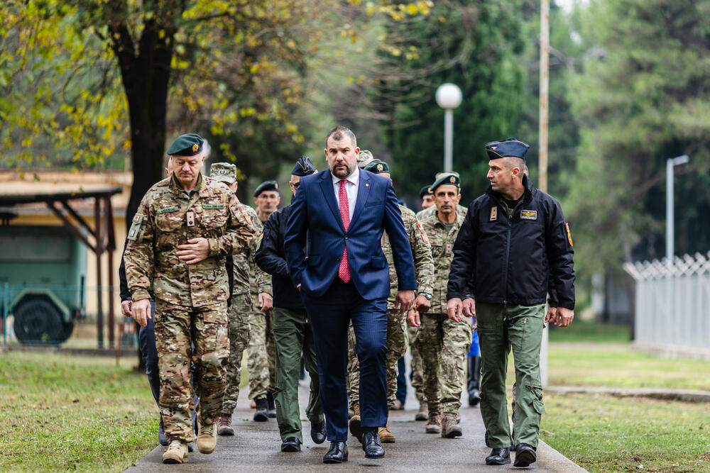<p>Krapović je kazao da ga je posjeta uvjerila u visok stepen profesionalizma pripadnika Vazduhoplovstva VCG, bez obzira na probleme i izazove koji uvijek postoje</p>