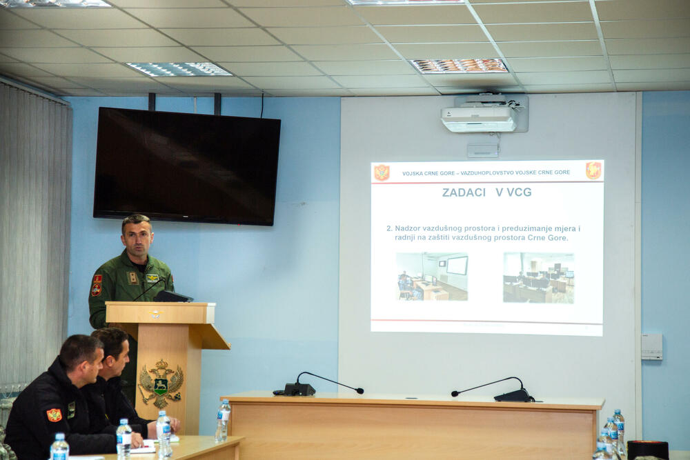 <p>Krapović je kazao da ga je posjeta uvjerila u visok stepen profesionalizma pripadnika Vazduhoplovstva VCG, bez obzira na probleme i izazove koji uvijek postoje</p>