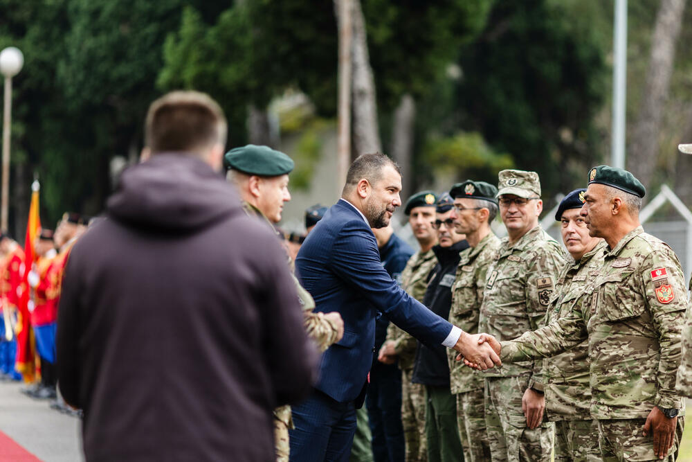 <p>Krapović je kazao da ga je posjeta uvjerila u visok stepen profesionalizma pripadnika Vazduhoplovstva VCG, bez obzira na probleme i izazove koji uvijek postoje</p>