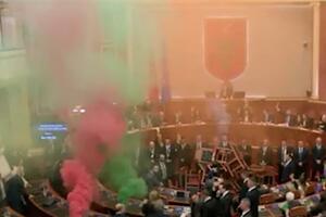 Opozicija u parlamentu Albanije zapalila dimne bombe, sjednica...