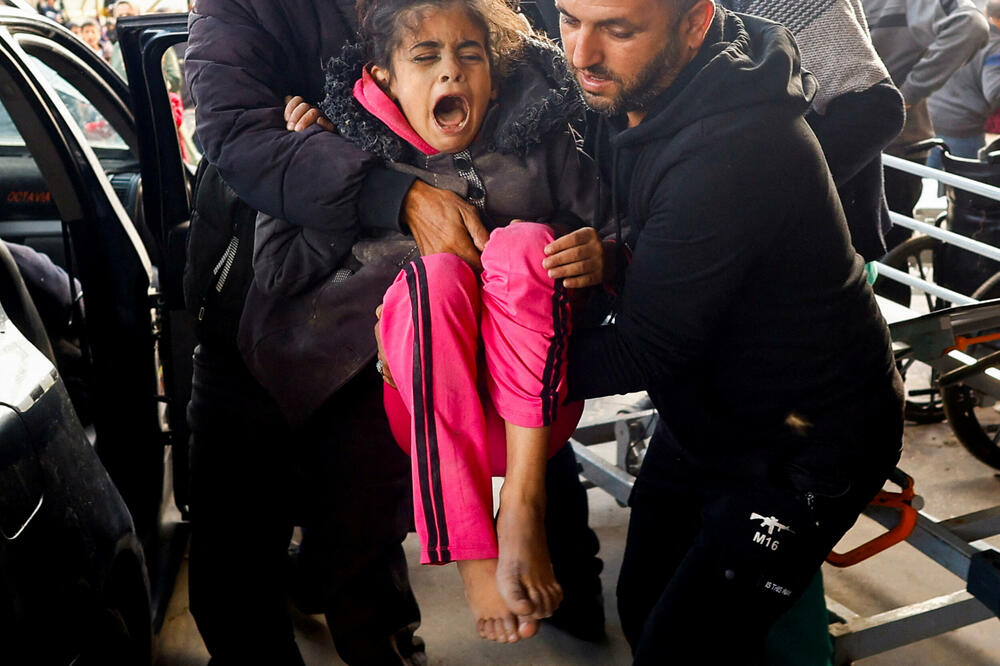 Palestinska djevojčica povrijeđena u izraelskom napadu u Kan Junisu, Foto: Reuters