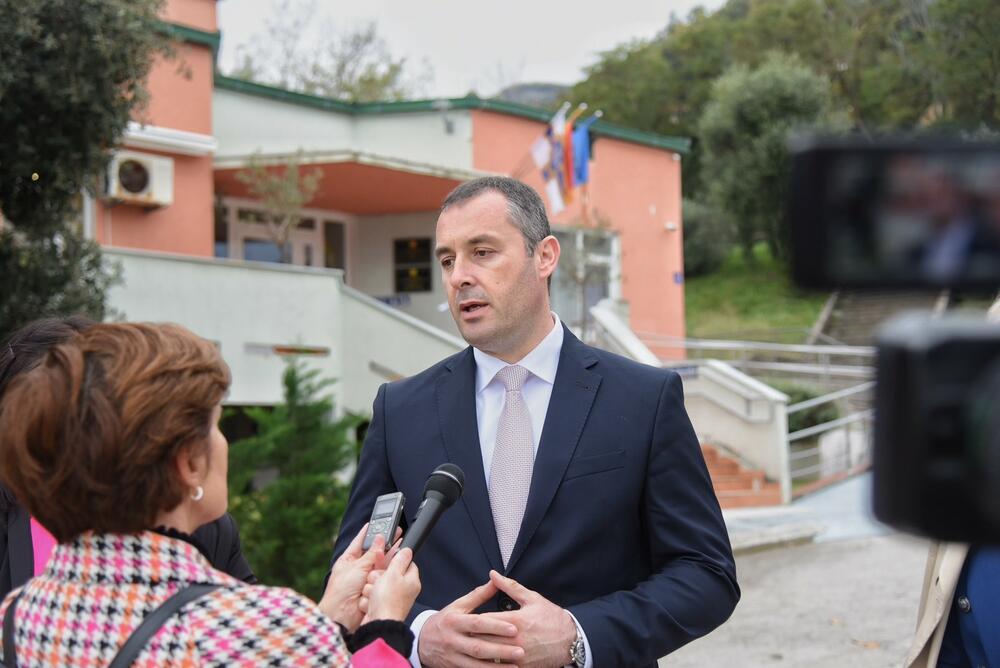 "Today's visit is one of the ways to point out where attention is most needed. I am ready to give full support with the line minister Nišić to solve all the problems that the House as an institution is facing", said Šćekić.