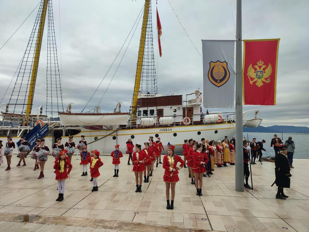 <p>Na Pinima je predsjednik Opštine Željko Komnenović obavio smotru Odreda Bokeljske mornarice a potom su njeni pripadnici u prisustvu velikog broja građana i gostiju svečanosti, odigrali i tradicionalno kolo Svetog Tripuna<br /> </p>