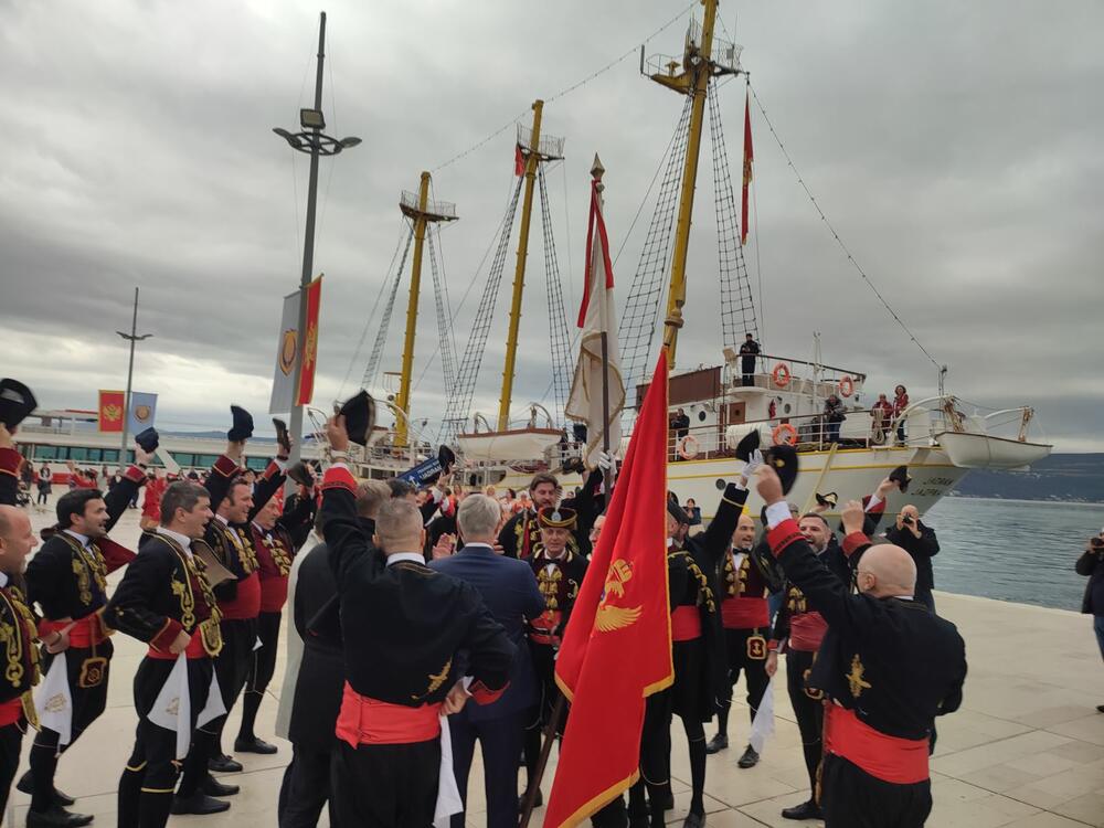 <p>Na Pinima je predsjednik Opštine Željko Komnenović obavio smotru Odreda Bokeljske mornarice a potom su njeni pripadnici u prisustvu velikog broja građana i gostiju svečanosti, odigrali i tradicionalno kolo Svetog Tripuna<br /> </p>