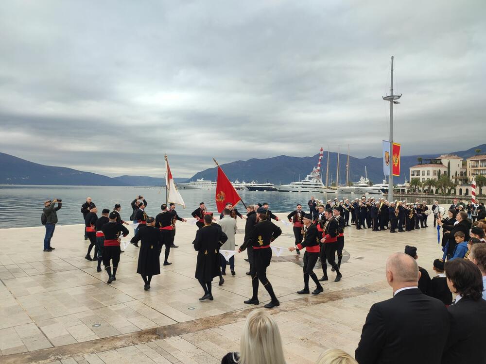 <p>Na Pinima je predsjednik Opštine Željko Komnenović obavio smotru Odreda Bokeljske mornarice a potom su njeni pripadnici u prisustvu velikog broja građana i gostiju svečanosti, odigrali i tradicionalno kolo Svetog Tripuna<br /> </p>