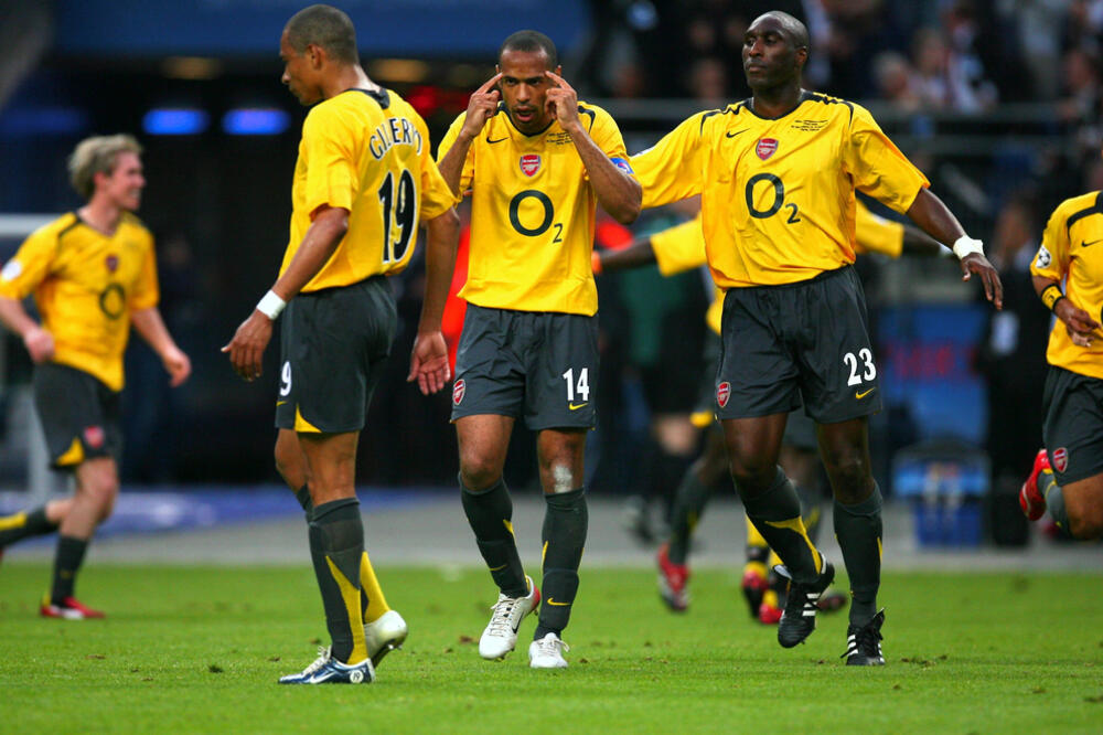 Kembel (23) sa saigračima iz Arsenala Tijerijem Anrijem i Žilbertom Silvom tokom finala LŠ 2006, Foto: Shutterstock