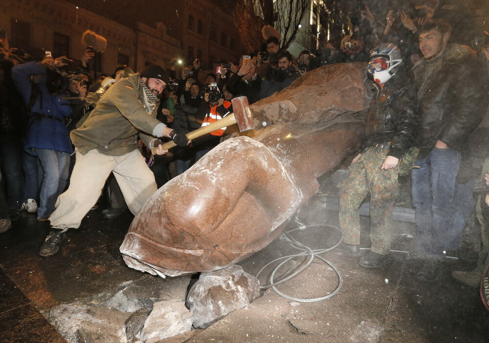 Demonstranti u Kijevu obaraju statuu Lenjinu u decembru 2013.