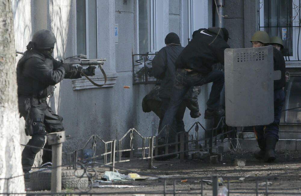 Policajac puca na demonstrante ispred zgrade parlamenta u decembru 2023.