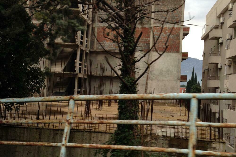 Nedovršena zgrada Lazovića, Foto: Vuk Lajović