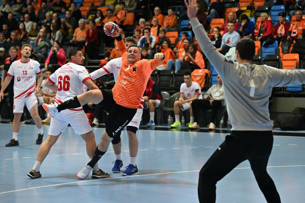 <p>Tim Pera Miloševića serijom 4:0 početkom 2. poluvremena prišao na 17:16, ali tada stao i doživio treći poraz dvocifrenom razlikom u EHF Evropskoj ligi - 36:26</p>