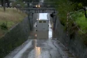 Kiša izazvala probleme: Kamion zaglavljen u podvožnjaku na...