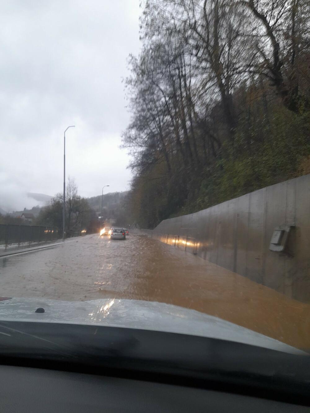 <p>Radio Rožaje prenosi da je pričinjena velika materijalna šteta na objektima i infrastrukturi</p>