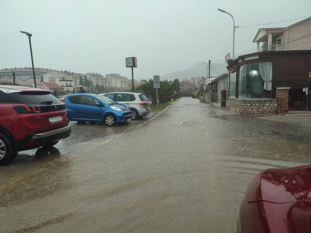 <p>Radio Rožaje prenosi da je pričinjena velika materijalna šteta na objektima i infrastrukturi</p>