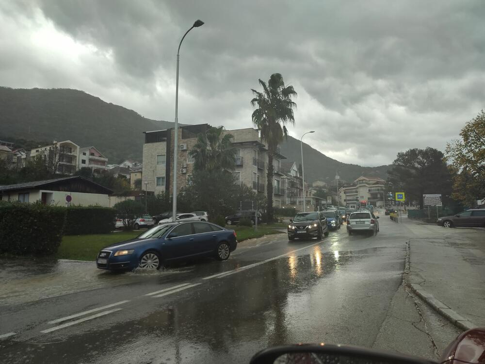 <p>Radio Rožaje prenosi da je pričinjena velika materijalna šteta na objektima i infrastrukturi</p>