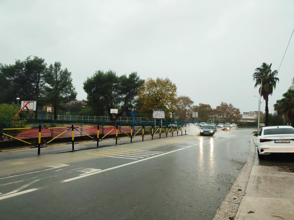 <p>Radio Rožaje prenosi da je pričinjena velika materijalna šteta na objektima i infrastrukturi</p>