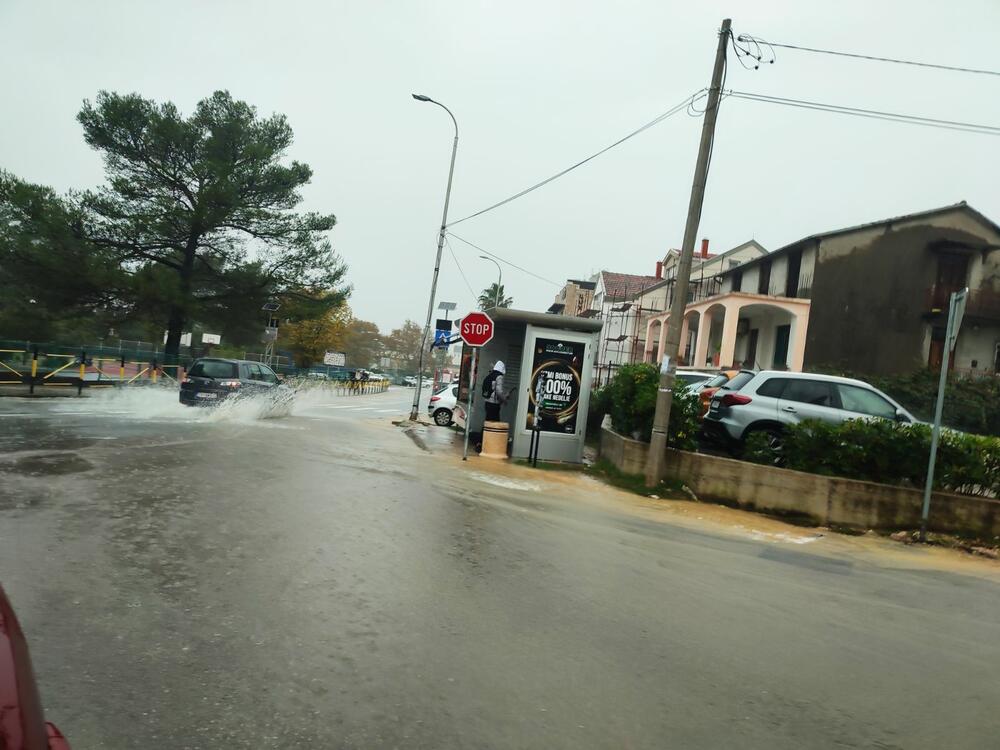 <p>Radio Rožaje prenosi da je pričinjena velika materijalna šteta na objektima i infrastrukturi</p>