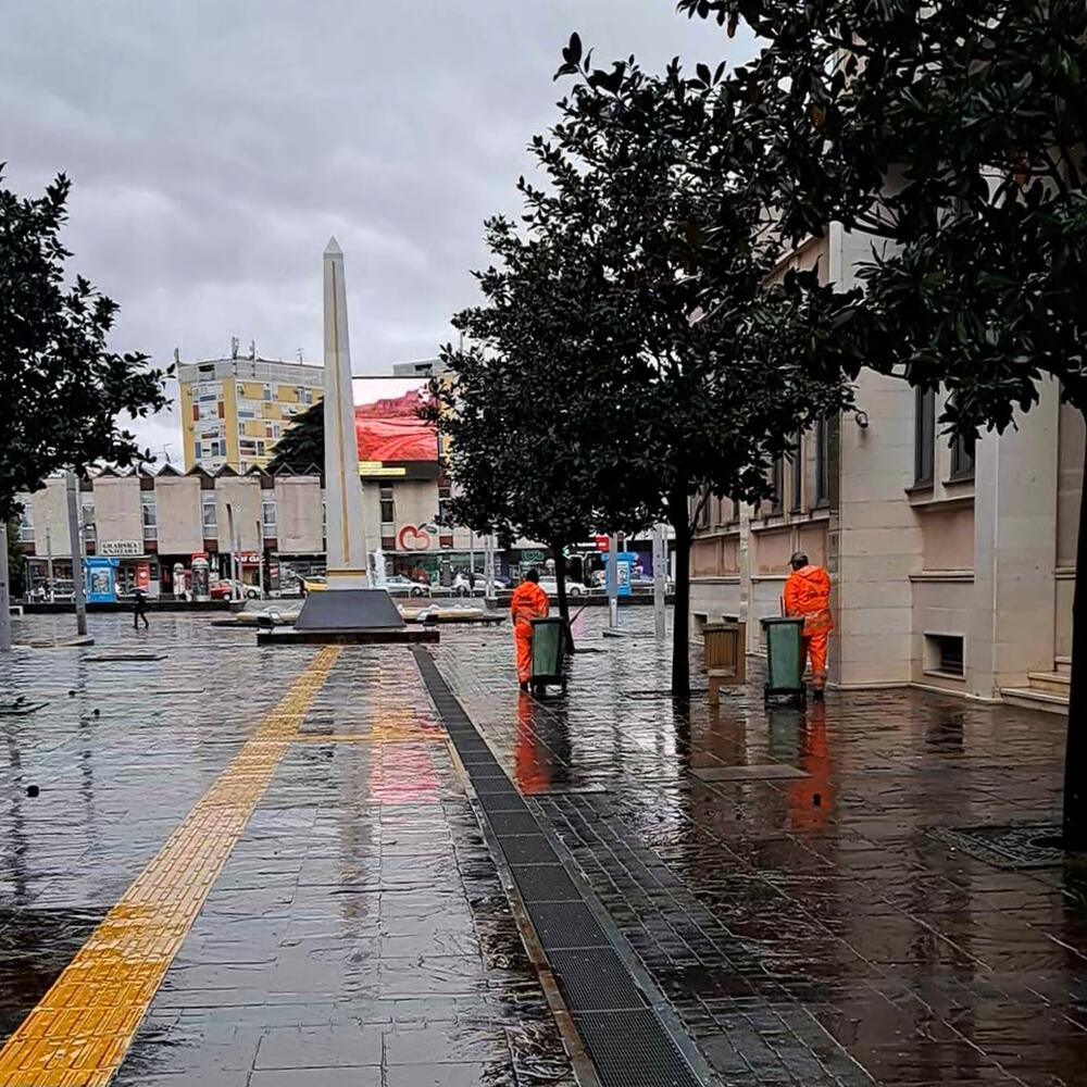 <p>Iz Glavnog grada napominju da su sve ekipe gradskih službi i preduzeća pripravne i da redovno prate stanje na terenu</p>