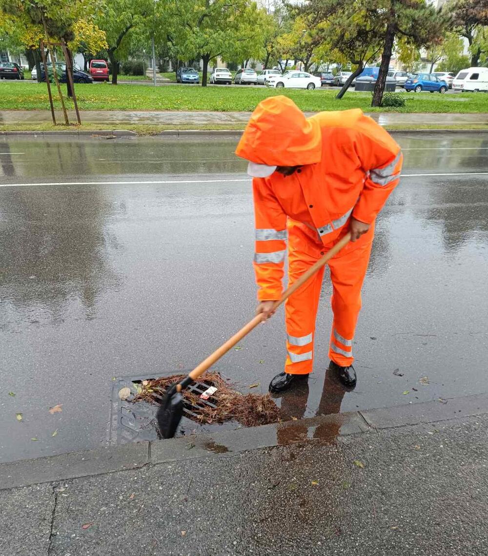 <p>Iz Glavnog grada napominju da su sve ekipe gradskih službi i preduzeća pripravne i da redovno prate stanje na terenu</p>