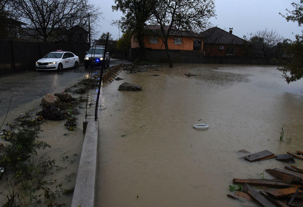 <p>Pripadnici podgoričke Službe zaštite i spašavanja intervenišu na više lokacija u gradu</p>