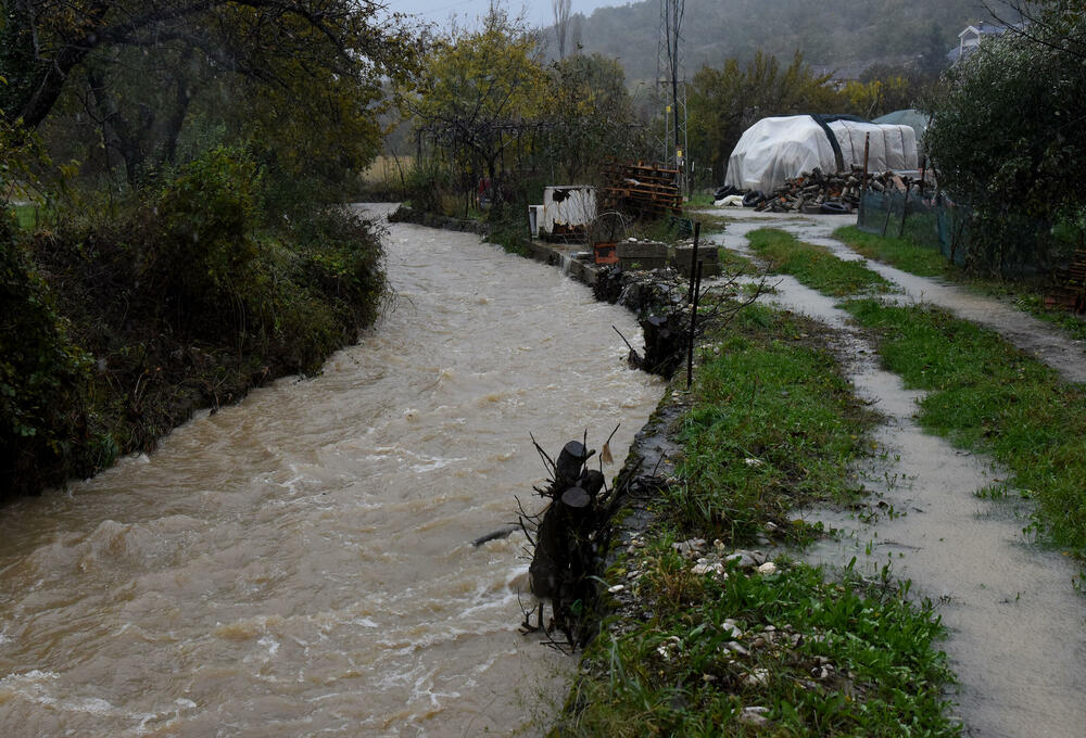 <p>Pripadnici podgoričke Službe zaštite i spašavanja intervenišu na više lokacija u gradu</p>