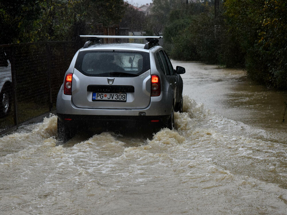 <p>Pripadnici podgoričke Službe zaštite i spašavanja intervenišu na više lokacija u gradu</p>