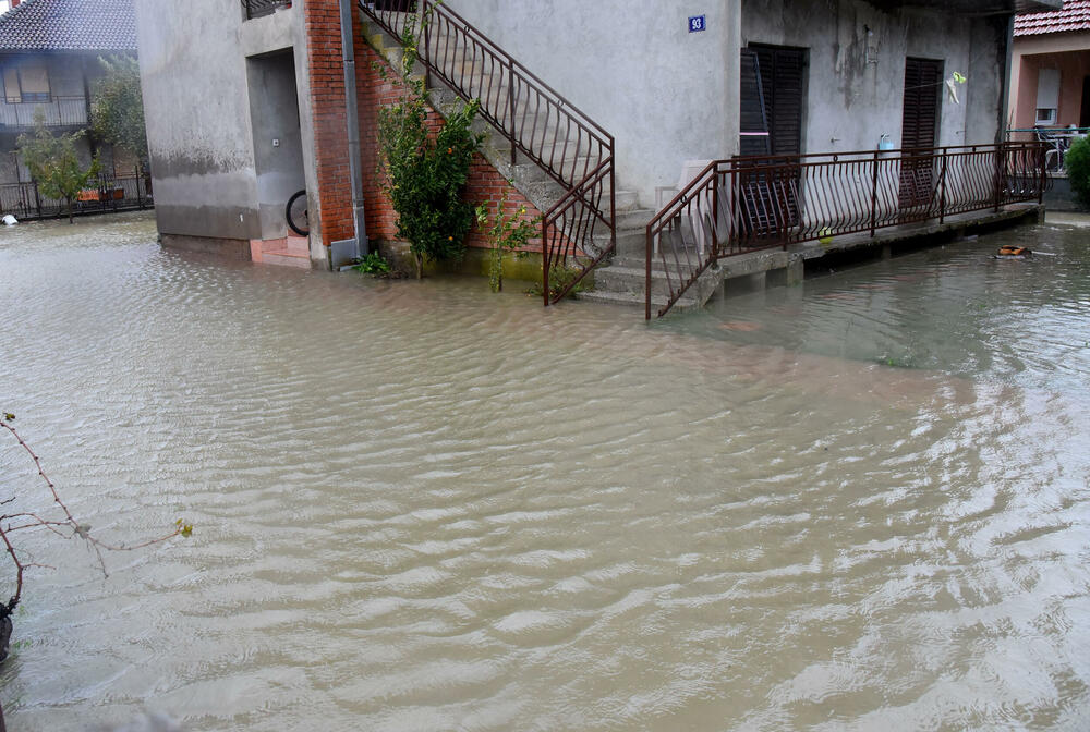<p>Pripadnici podgoričke Službe zaštite i spašavanja intervenišu na više lokacija u gradu</p>