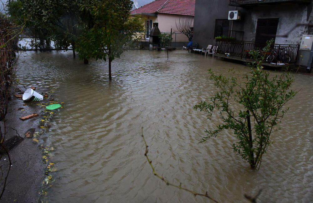 <p>Pripadnici podgoričke Službe zaštite i spašavanja intervenišu na više lokacija u gradu</p>