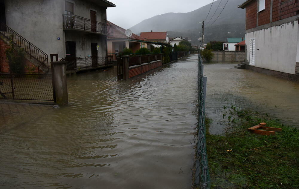 <p>Pripadnici podgoričke Službe zaštite i spašavanja intervenišu na više lokacija u gradu</p>