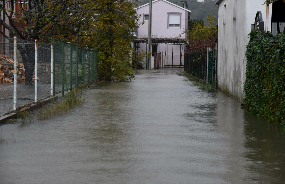 <p>Pripadnici podgoričke Službe zaštite i spašavanja intervenišu na više lokacija u gradu</p>