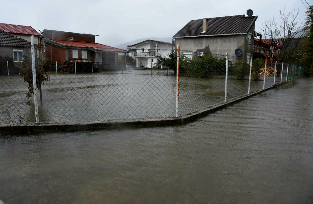 <p>Pripadnici podgoričke Službe zaštite i spašavanja intervenišu na više lokacija u gradu</p>