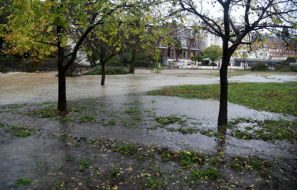 <p>Pripadnici podgoričke Službe zaštite i spašavanja intervenišu na više lokacija u gradu</p>