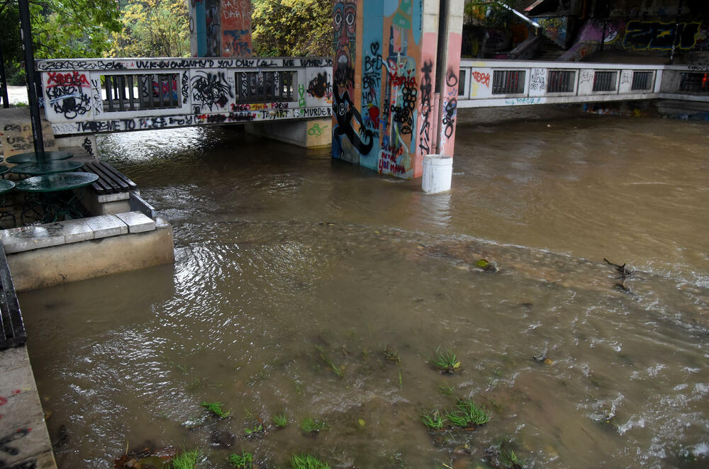 <p>Pripadnici podgoričke Službe zaštite i spašavanja intervenišu na više lokacija u gradu</p>