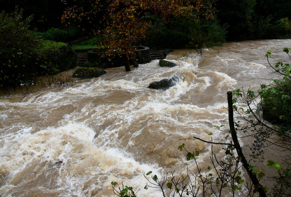 <p>Pripadnici podgoričke Službe zaštite i spašavanja intervenišu na više lokacija u gradu</p>
