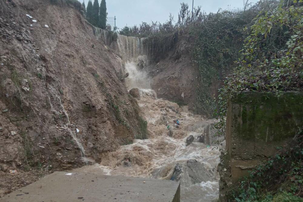 Potok koji se izlio ispod magistralnog puta, Foto: Jadranka Ćetković