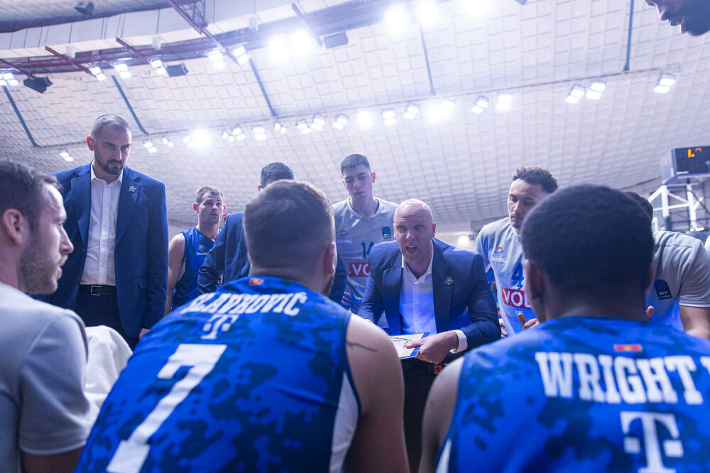 Moramo da odigramo bolje: Andrej Žakelj sa svojim momcima, Foto: KK Budućnost Voli