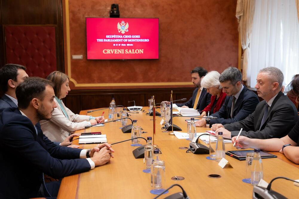 Sa sastanka, Foto: GP URA