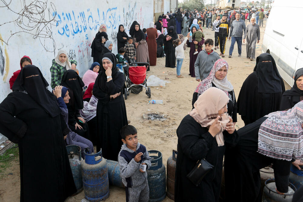 Palestinci čekaju u redu za gorivo i vodu drugog dana primirja: Detalj iz Gaze, Foto: Reuters