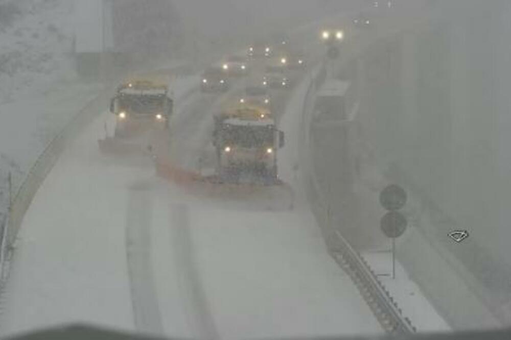 Snjegočistači na autoputu, Foto: Monteput/Instagram