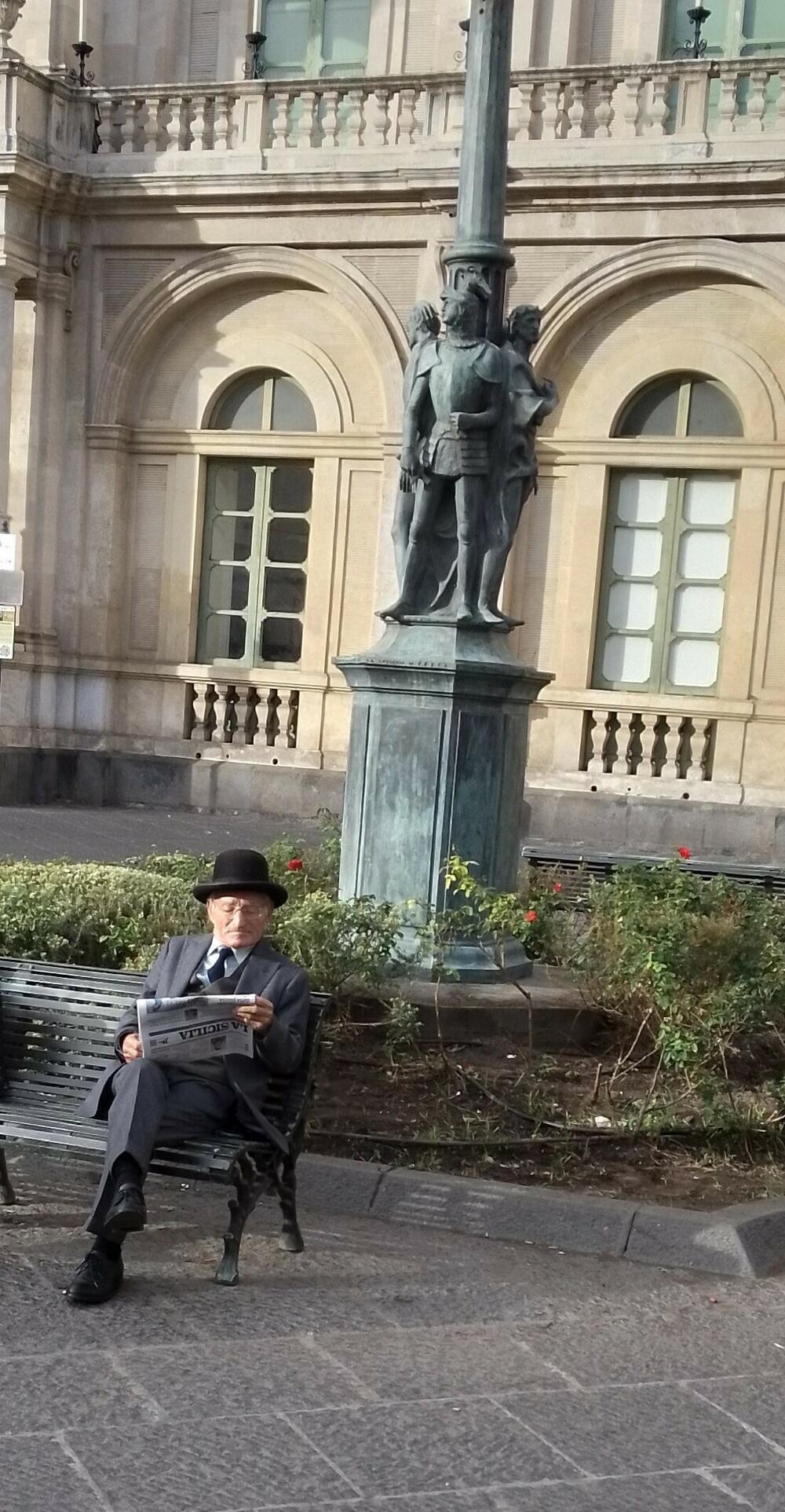 Strastveni čitač jutarnjih novina u Kataniji