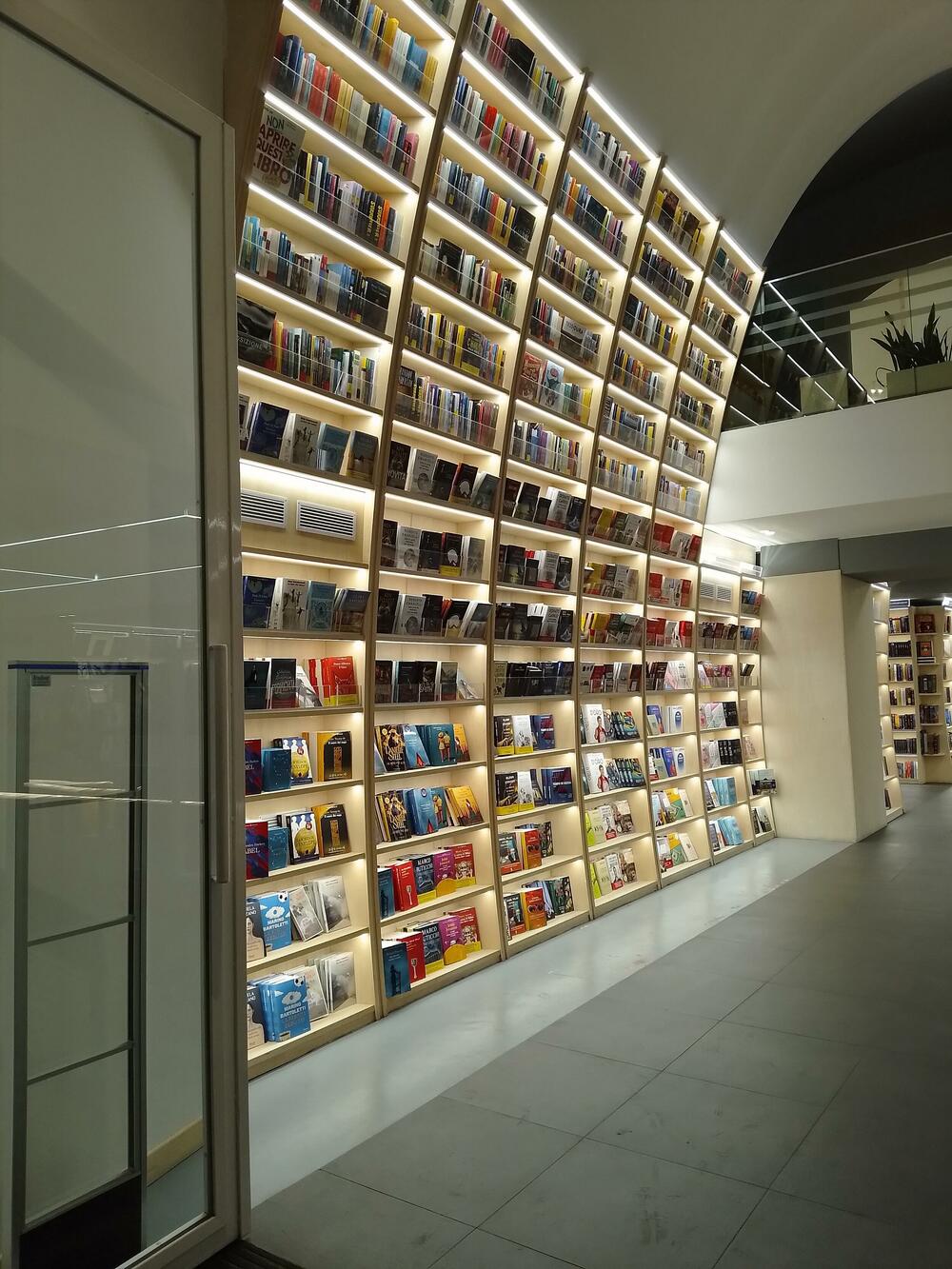 Knjige u knjižari od poda do plafona