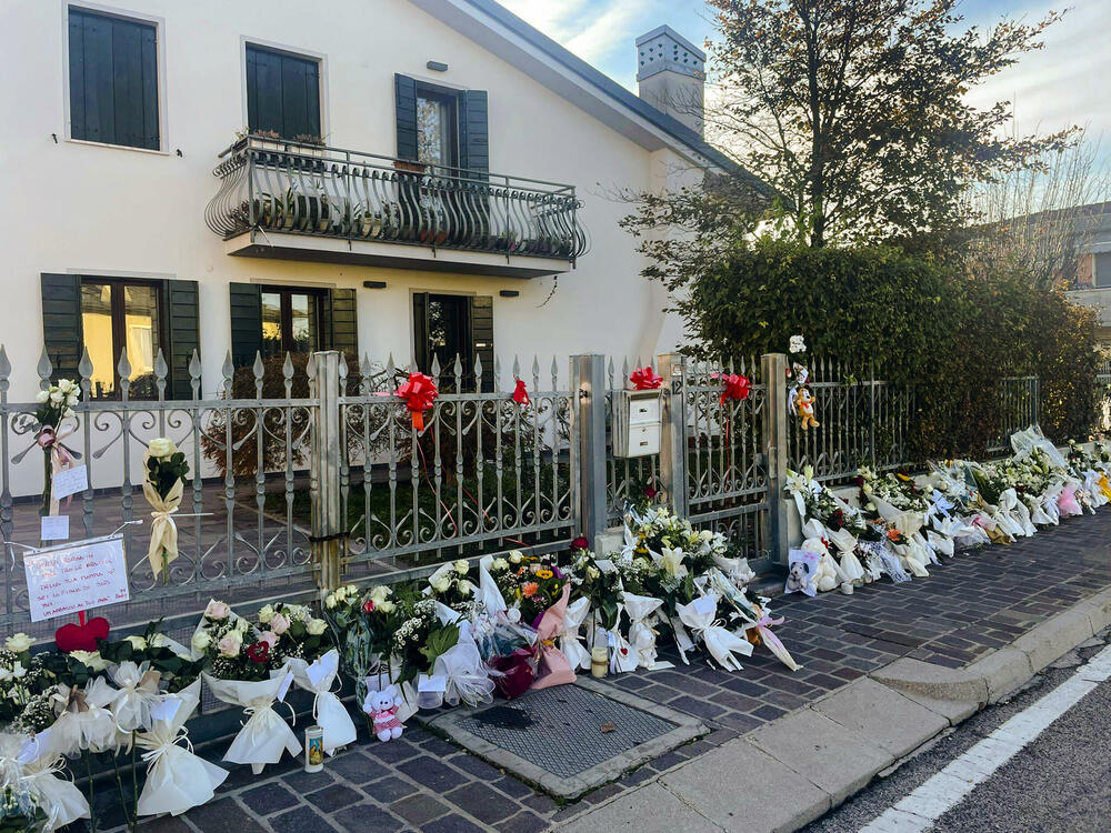 Cvijeće i poruke ispred porodične kuće Đulije Ćeketin
